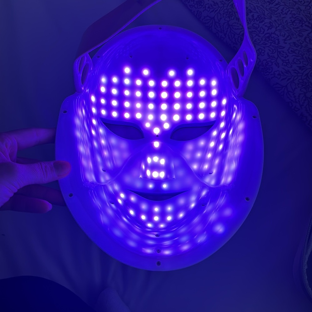 Cleopatra Gold LED Face Mask with Accessories - Picture 8 of 10